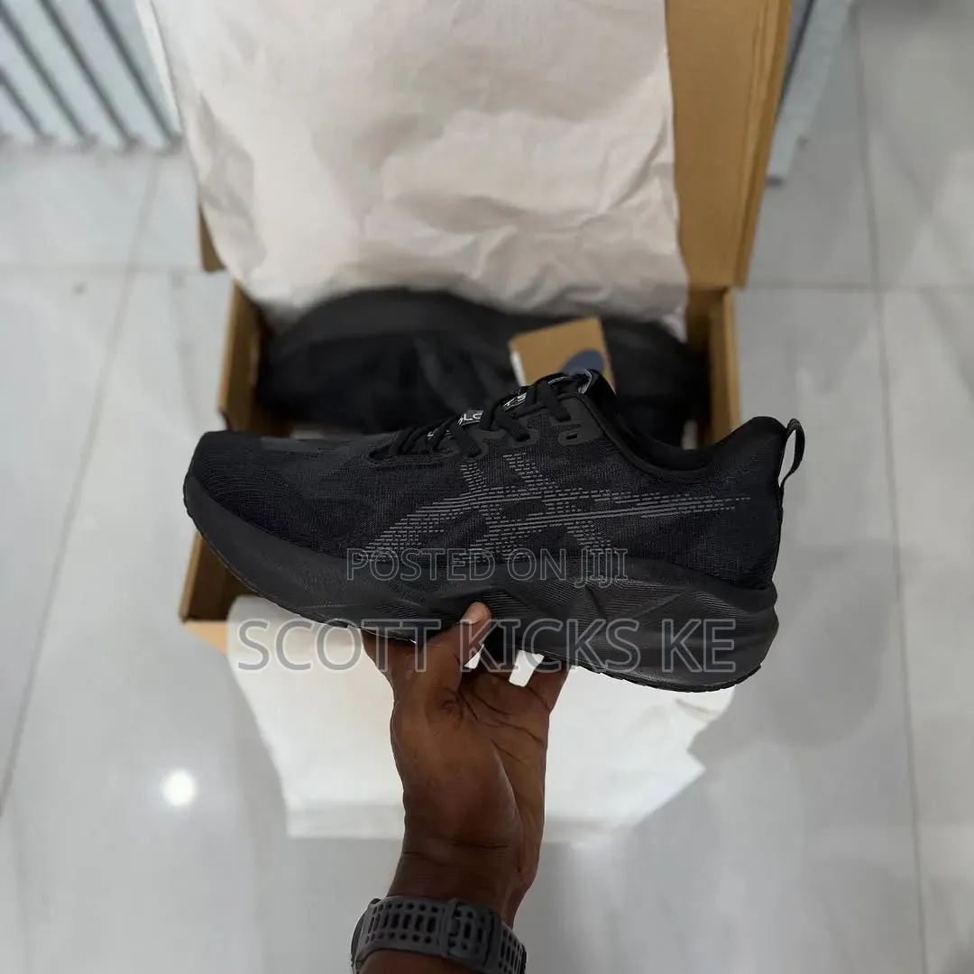 Asics Novablast 5 Triple Black