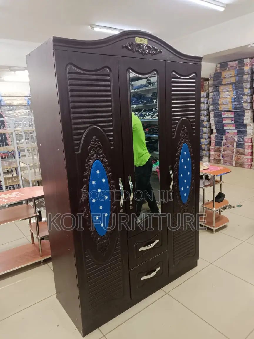 Wardrobe : Elegant Wardrobe Featuring a Central Mirror
