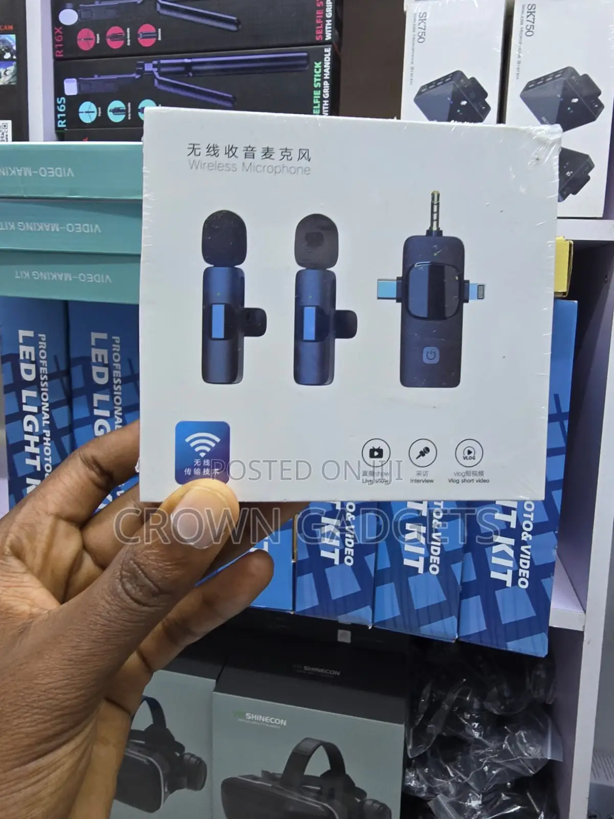 3-in-1 Lavalier Microphone System for Vlogging Interviews