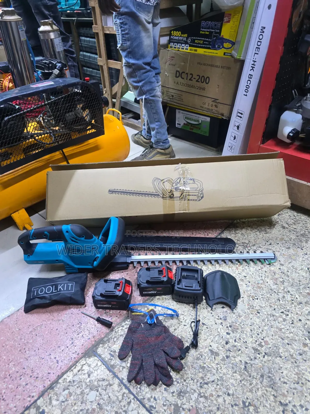 96v Cordless Hedge Trimmer 
2 Batteries 
Big Charger 
Goggles