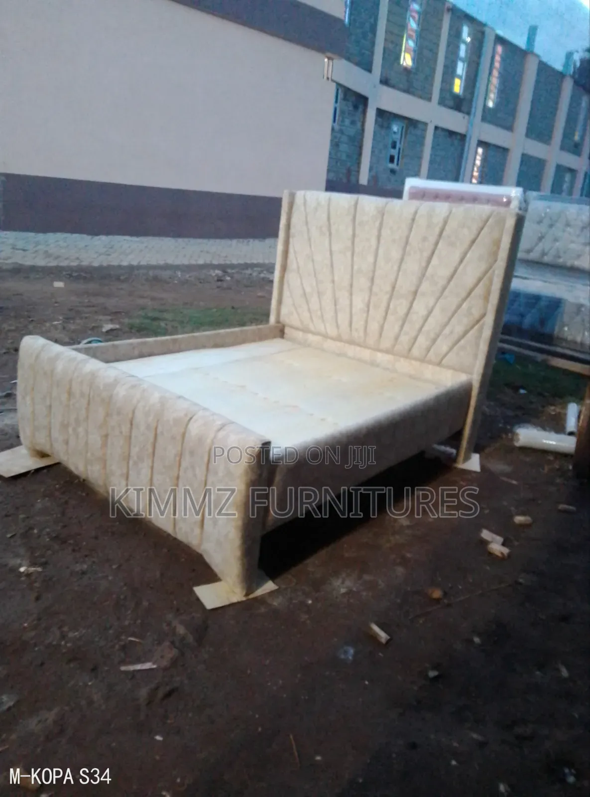 5x6 Lined Tufted Chester Bed
