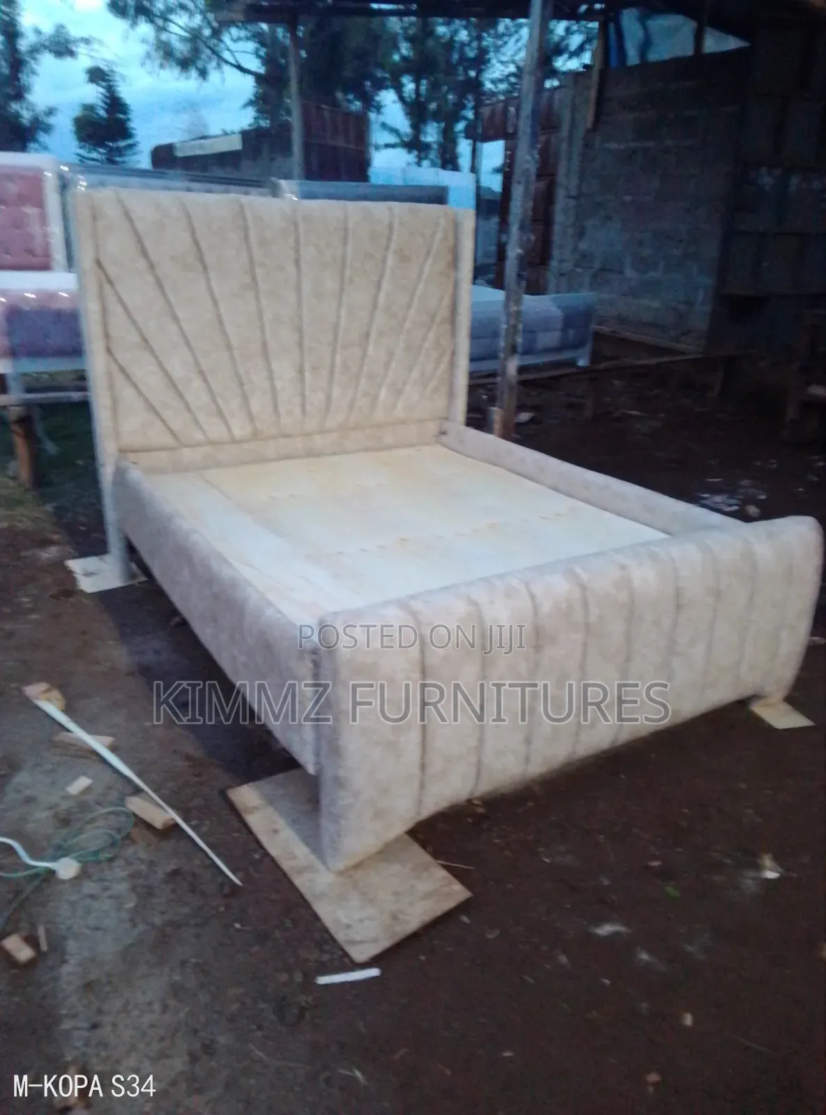 5x6 Lined Tufted Chester Bed