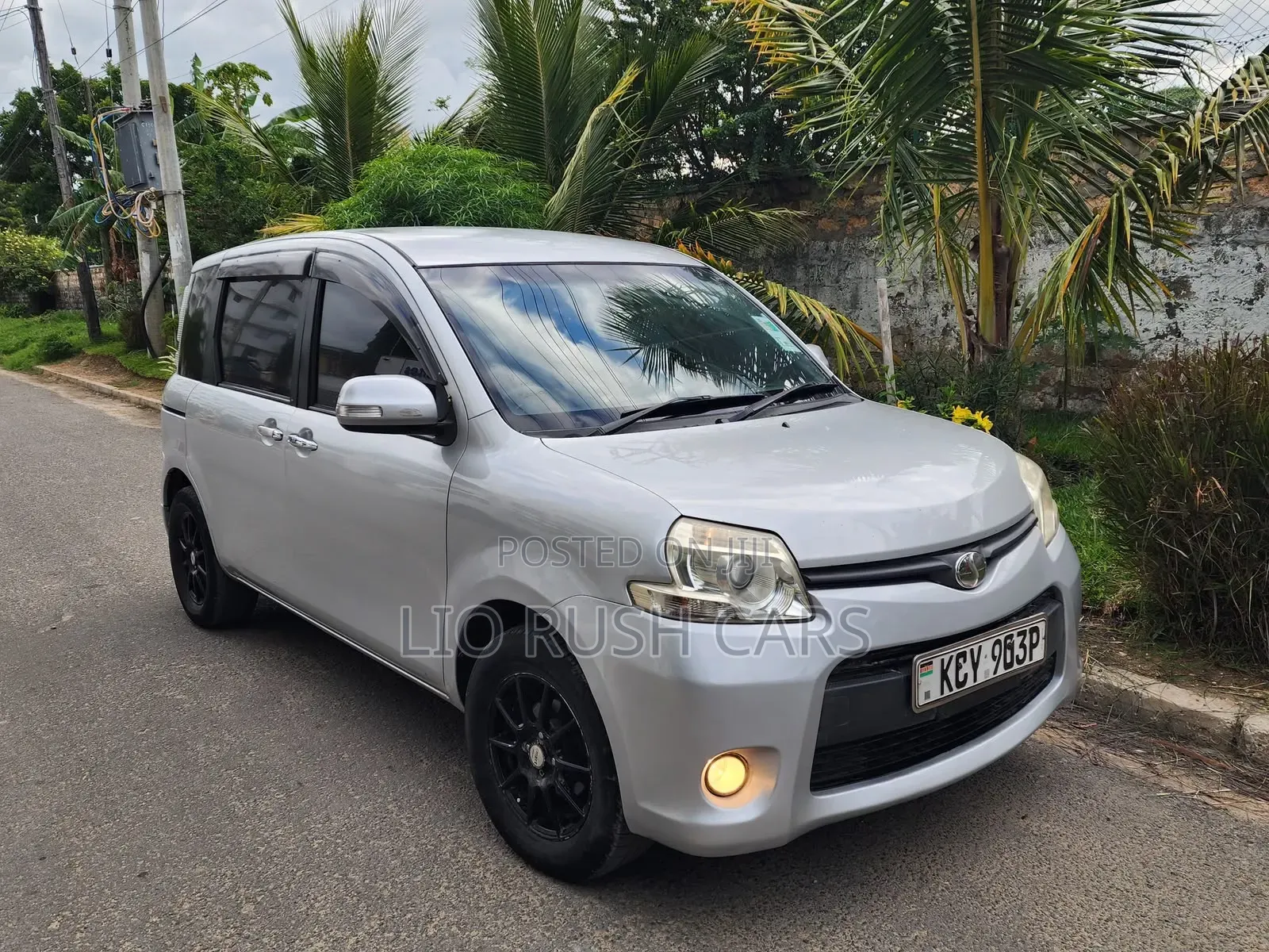 Toyota Sienta 2013 Silver