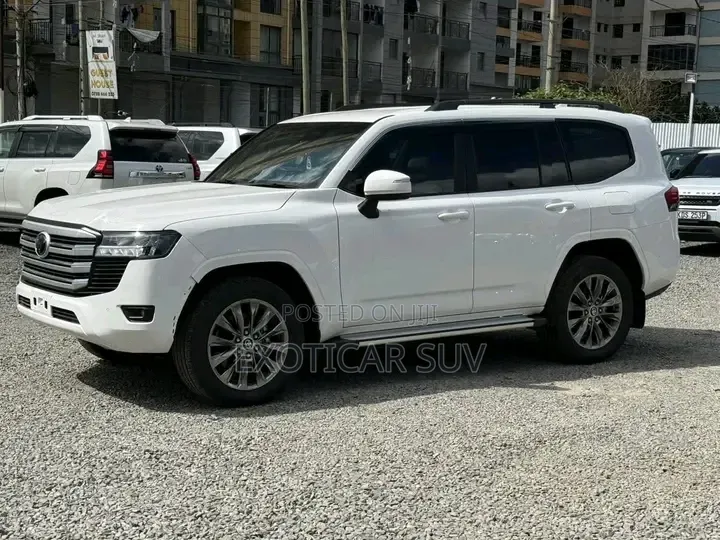 Toyota Land Cruiser LC300 2024 White