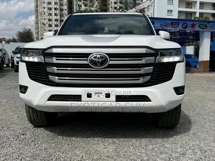 Toyota Land Cruiser LC300 2024 White
