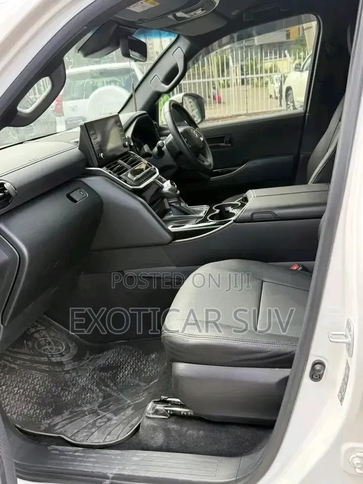 Toyota Land Cruiser LC300 2024 White