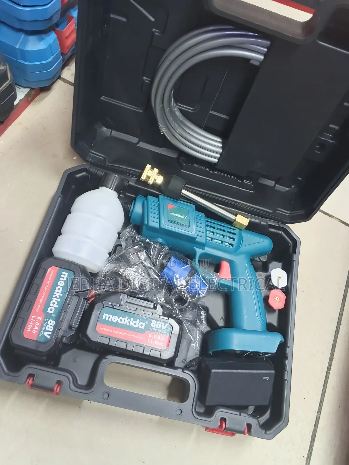 88 Makita Cordless Car Wash Machine/With Batteries