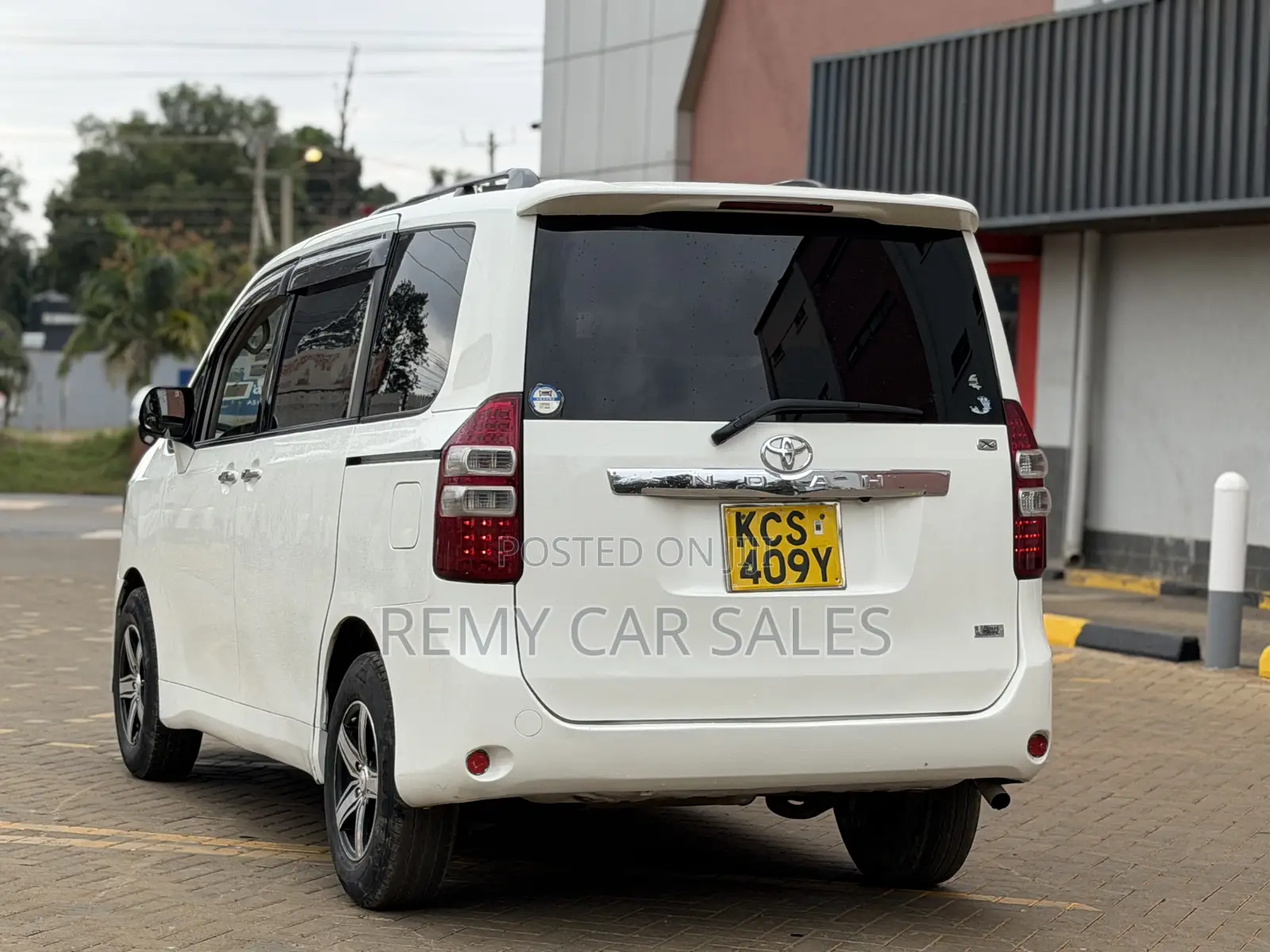 Toyota Noah 2011 White