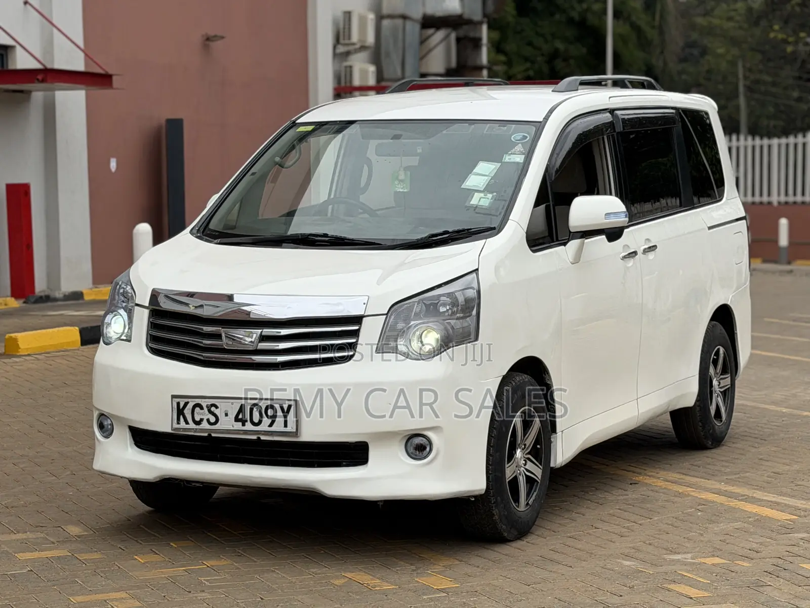 Toyota Noah 2011 White