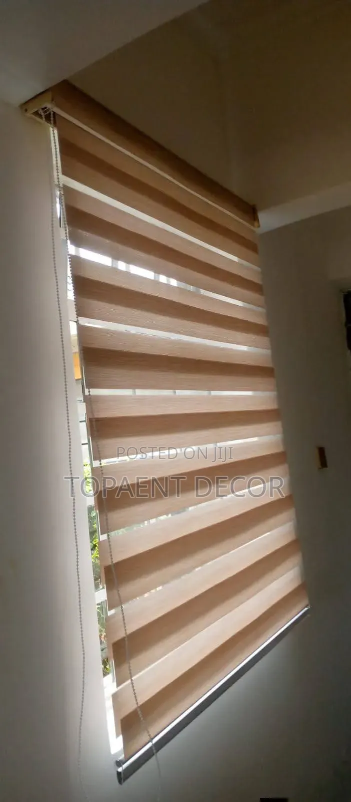Light Enhancement With Unique Horizontal Office Blinds