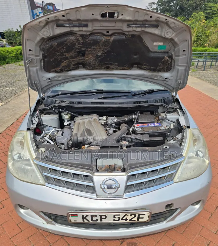 Nissan Tiida 2011 Silver