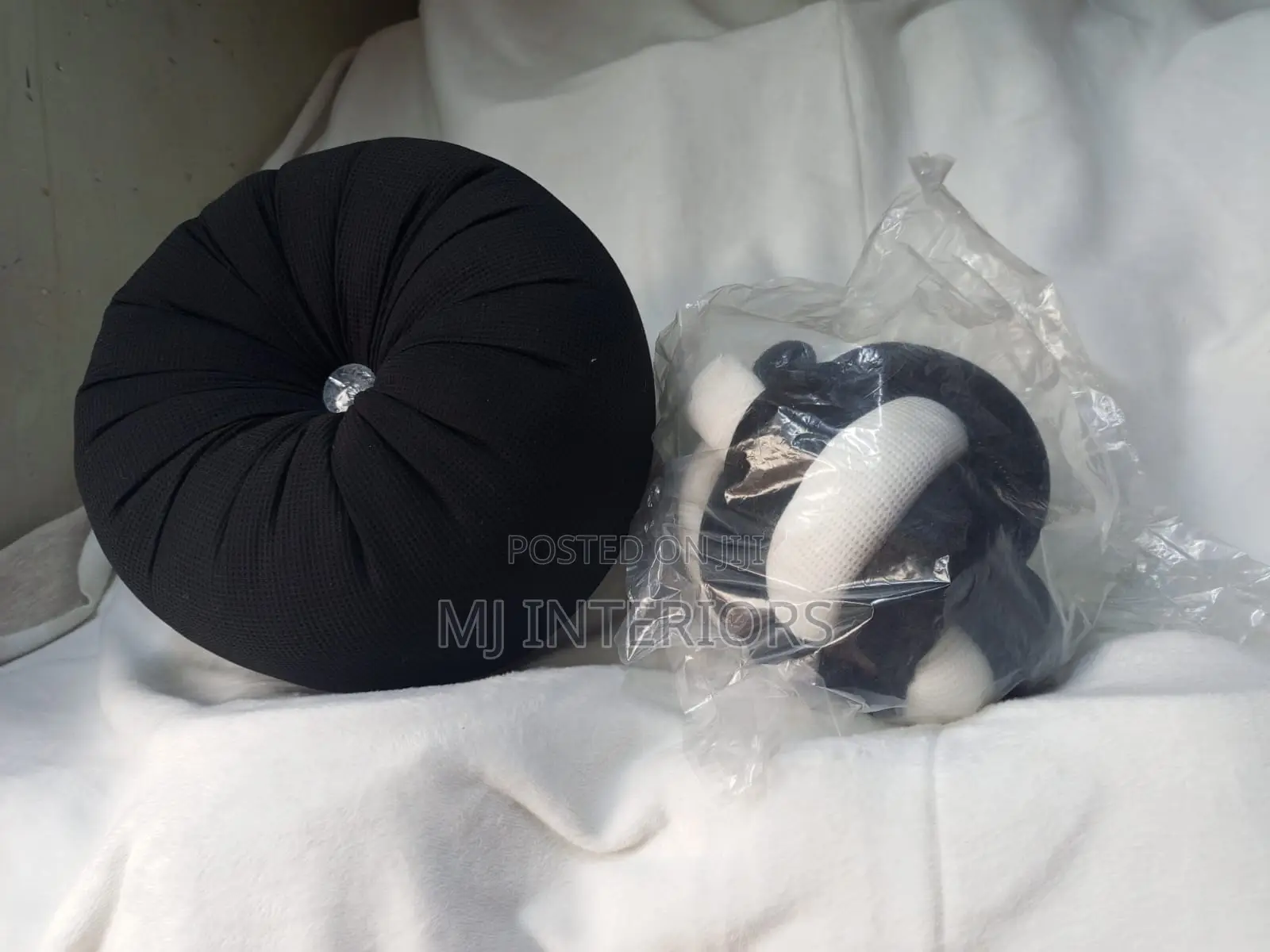 Beautiful Black Accent Knot Pillows to Upgrade Your Home Interior