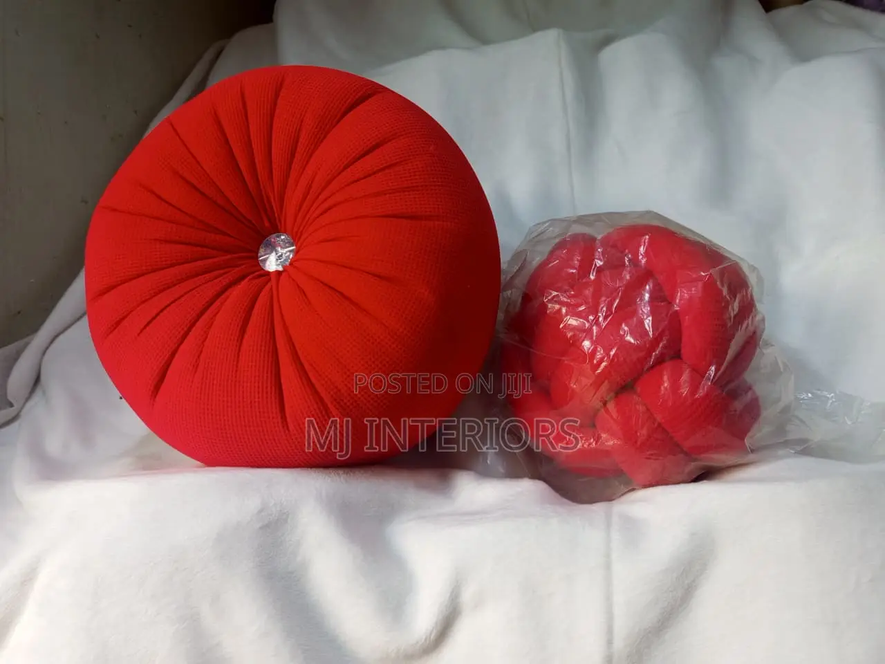 Luxury Red Round Cushion and Knot Pillow for Sofa Deco