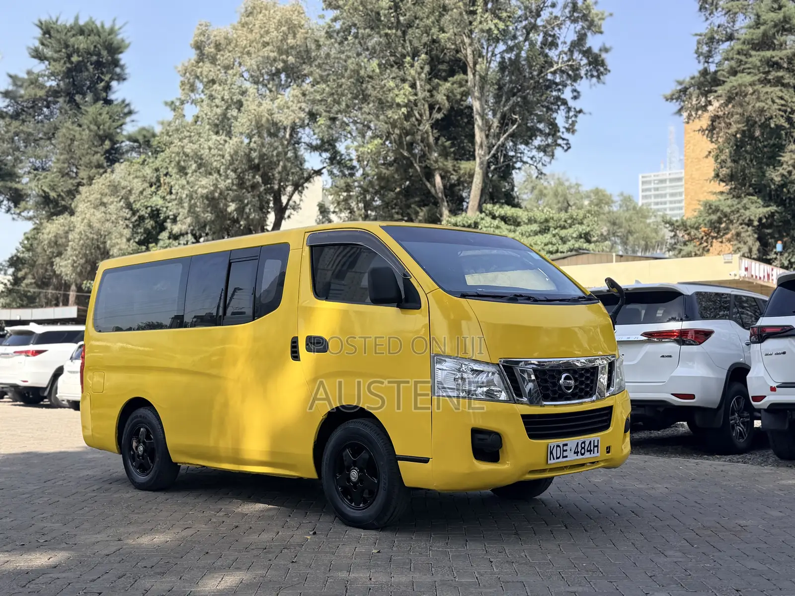 Nissan Caravan (Urvan) 2013 Yellow