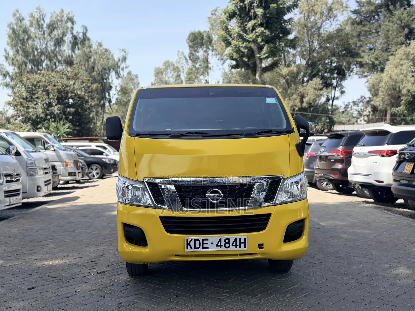 Nissan Caravan (Urvan) 2013 Yellow