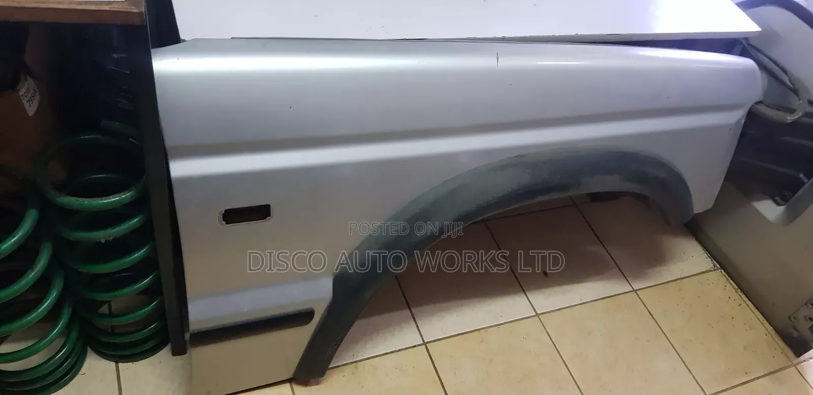 Land Rover Discovery 2 Right Side Wing. In Good Condition