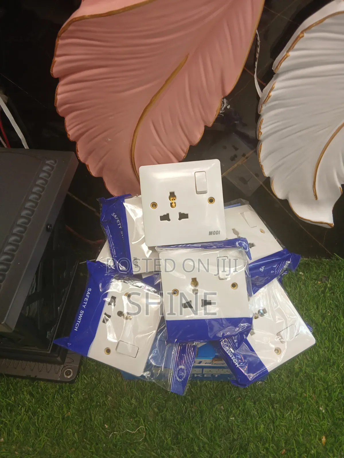 Modern Universal Screwled Single Socket