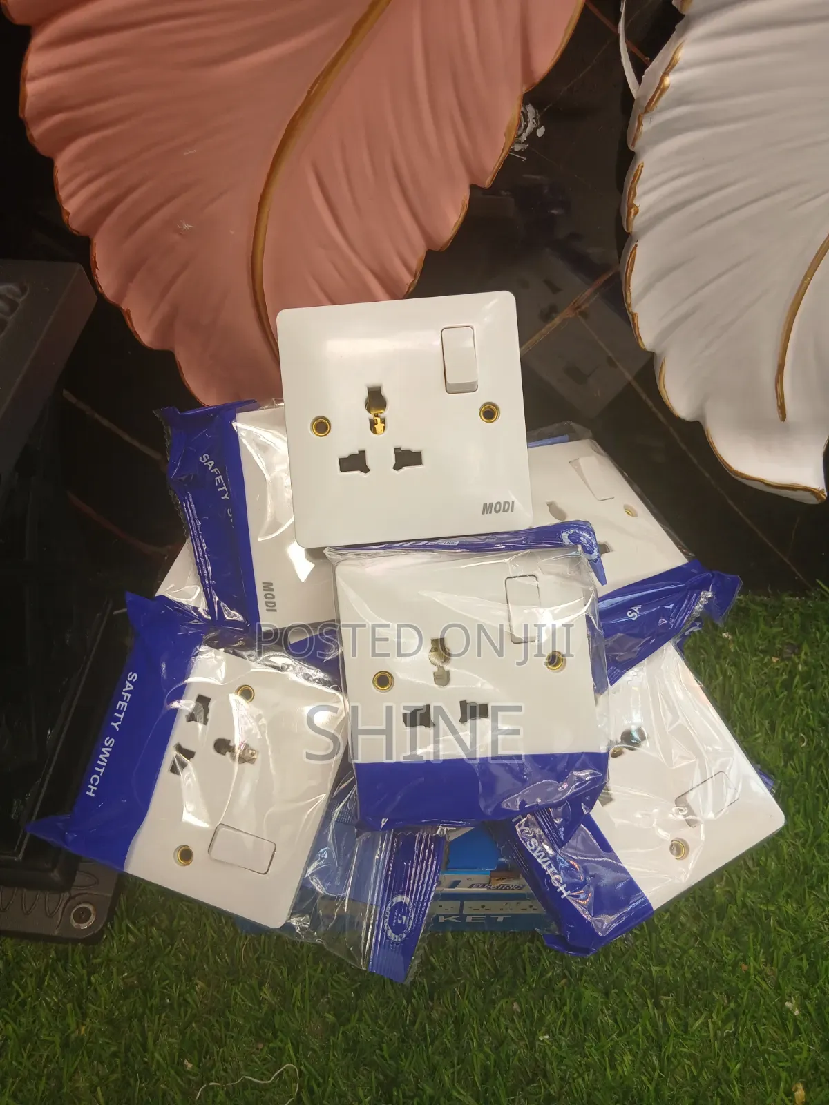 Modern Universal Screwled Single Socket