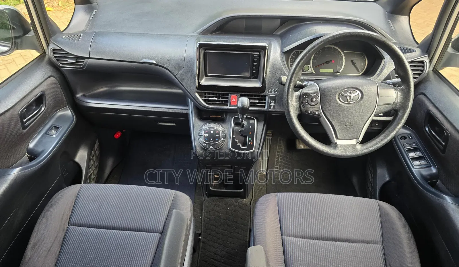 Toyota Voxy 2016 Silver