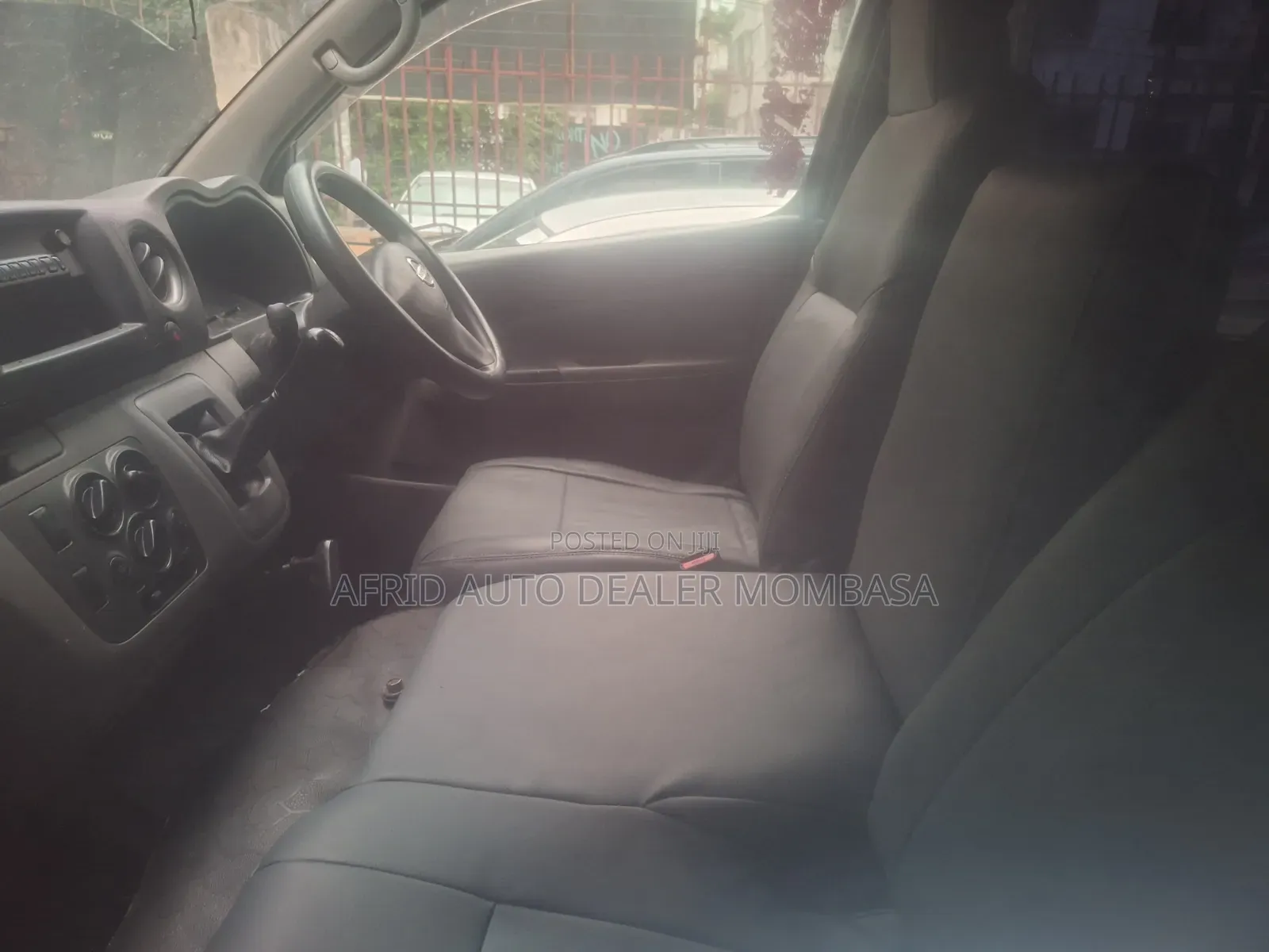 Nissan Caravan (Urvan) 2015 Silver
