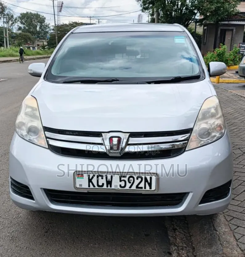 Toyota ISIS 2013 Silver
