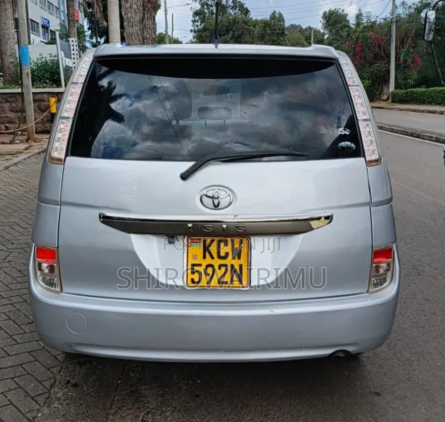 Toyota ISIS 2013 Silver