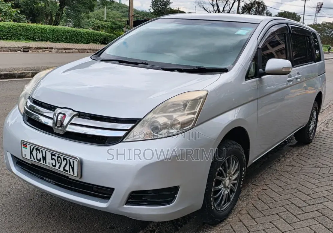 Toyota ISIS 2013 Silver