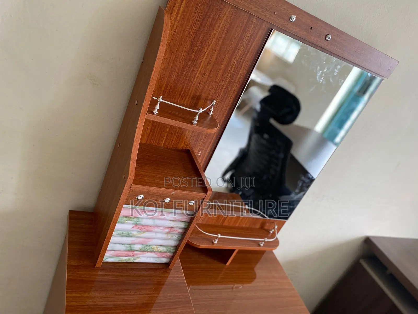 Dressers; Brown Elegant Dressing Vanity Set With Drawers