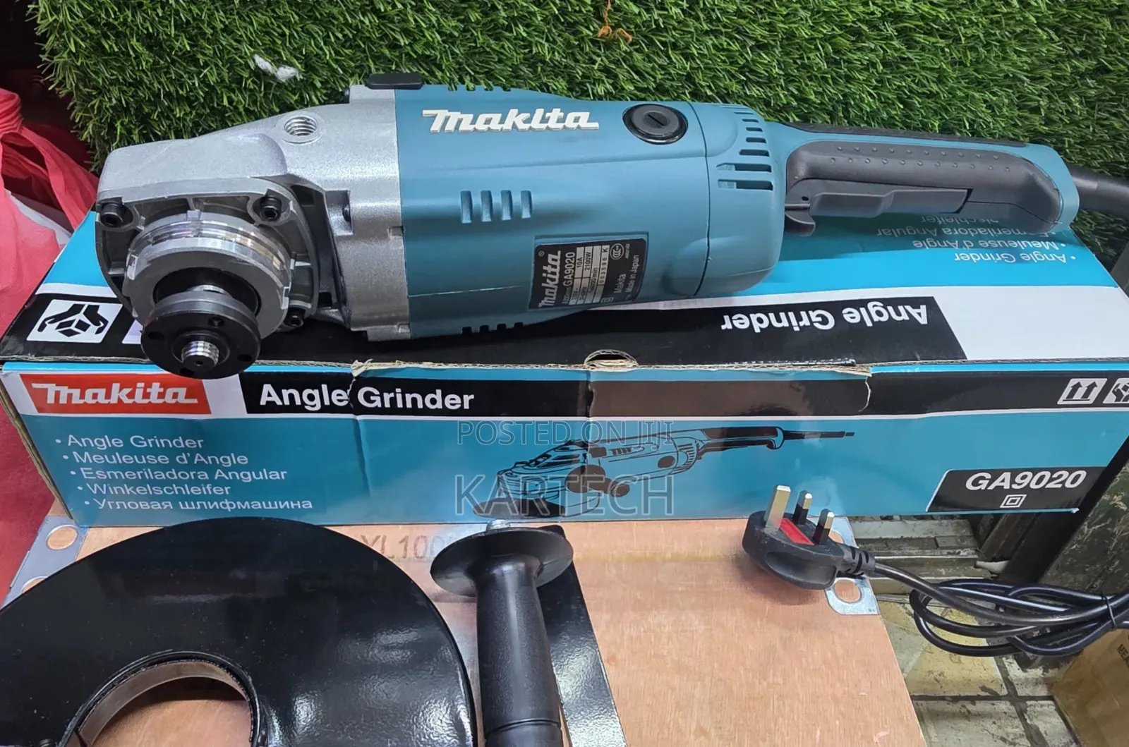 Makita Ga9020 9" (230mm) Angle Grinder – 2200w Heavy-Duty Power Tool