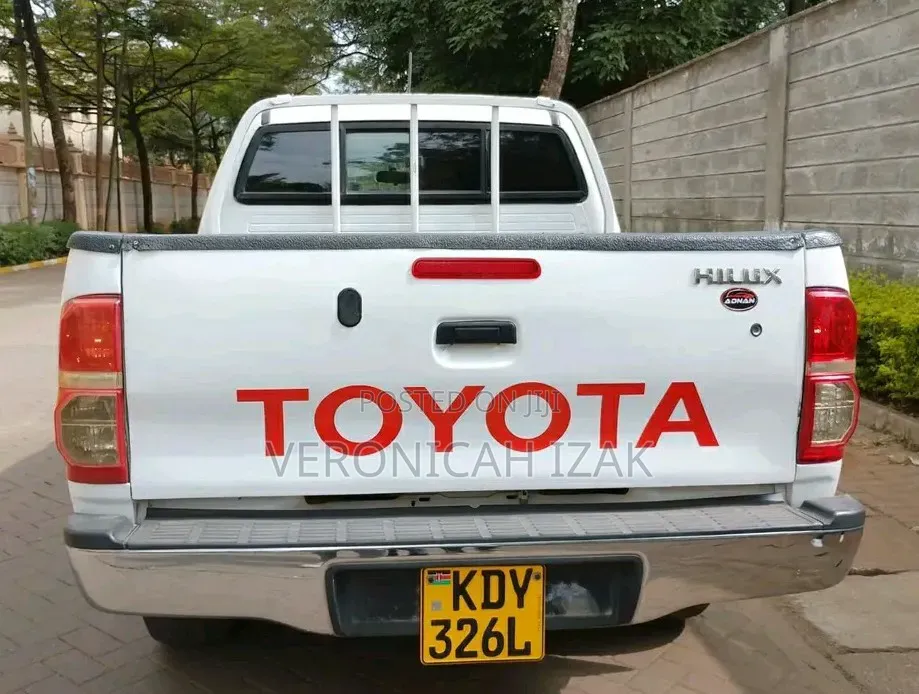 Toyota Hilux 2015 White