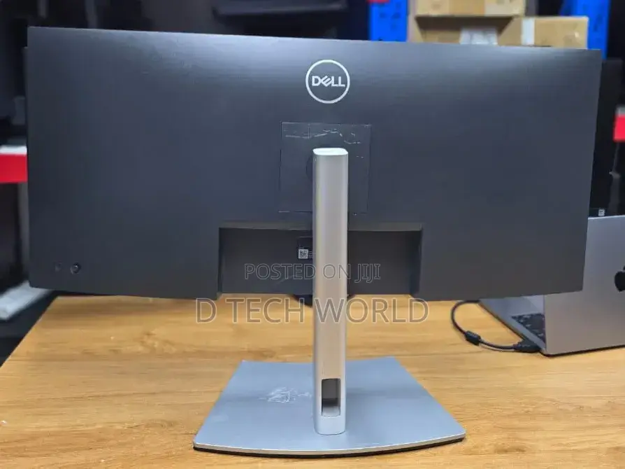Dell 
 P3421w
 3440 X 1440 ,60hz
Usb-C: 65w Power Delivery