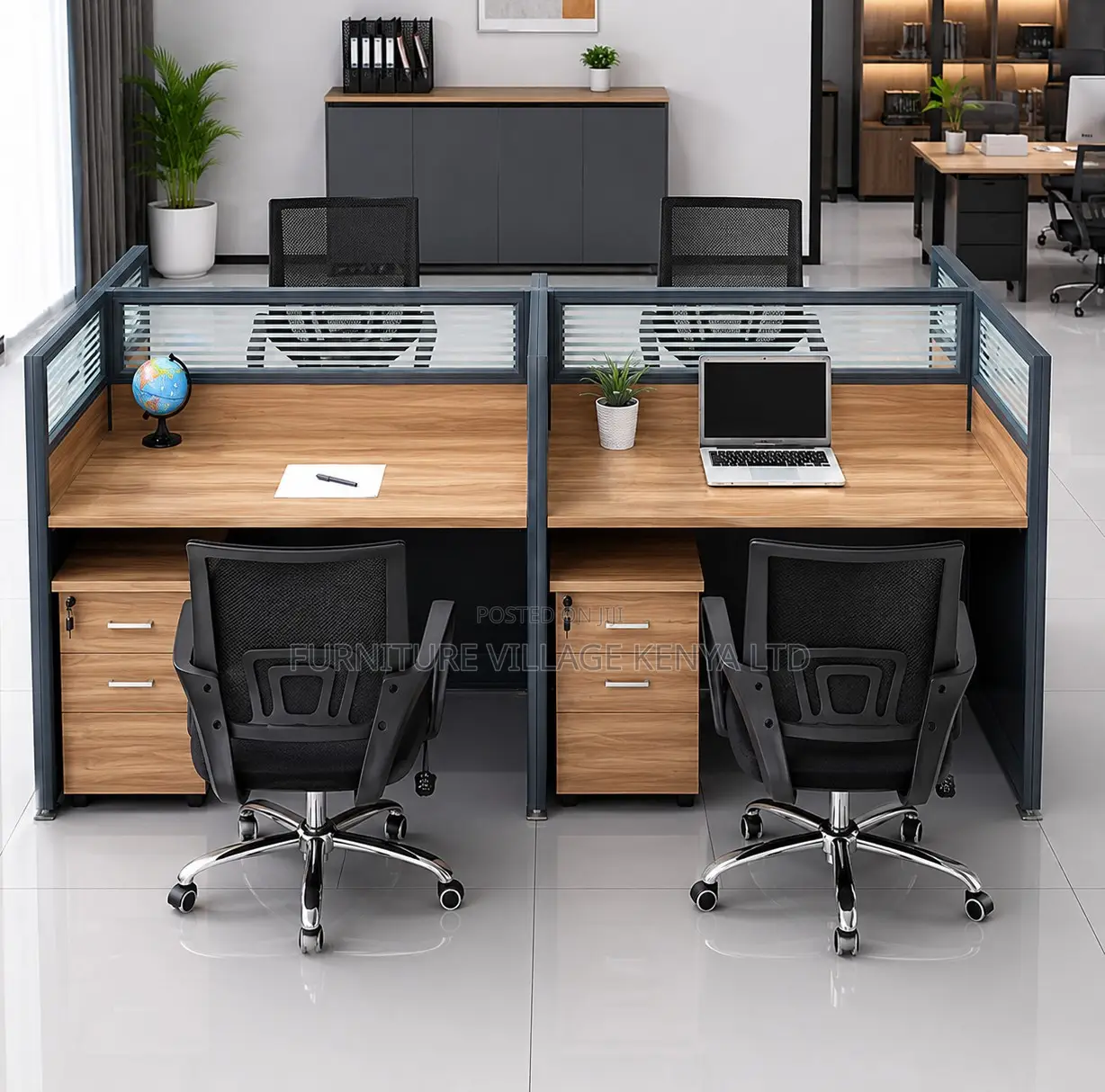 4-Person Workstation With Divided Mirror