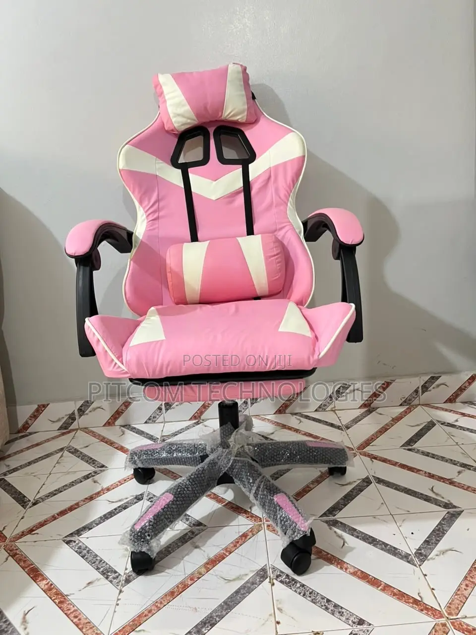 Ergonomic Gaming Chair With Footrest