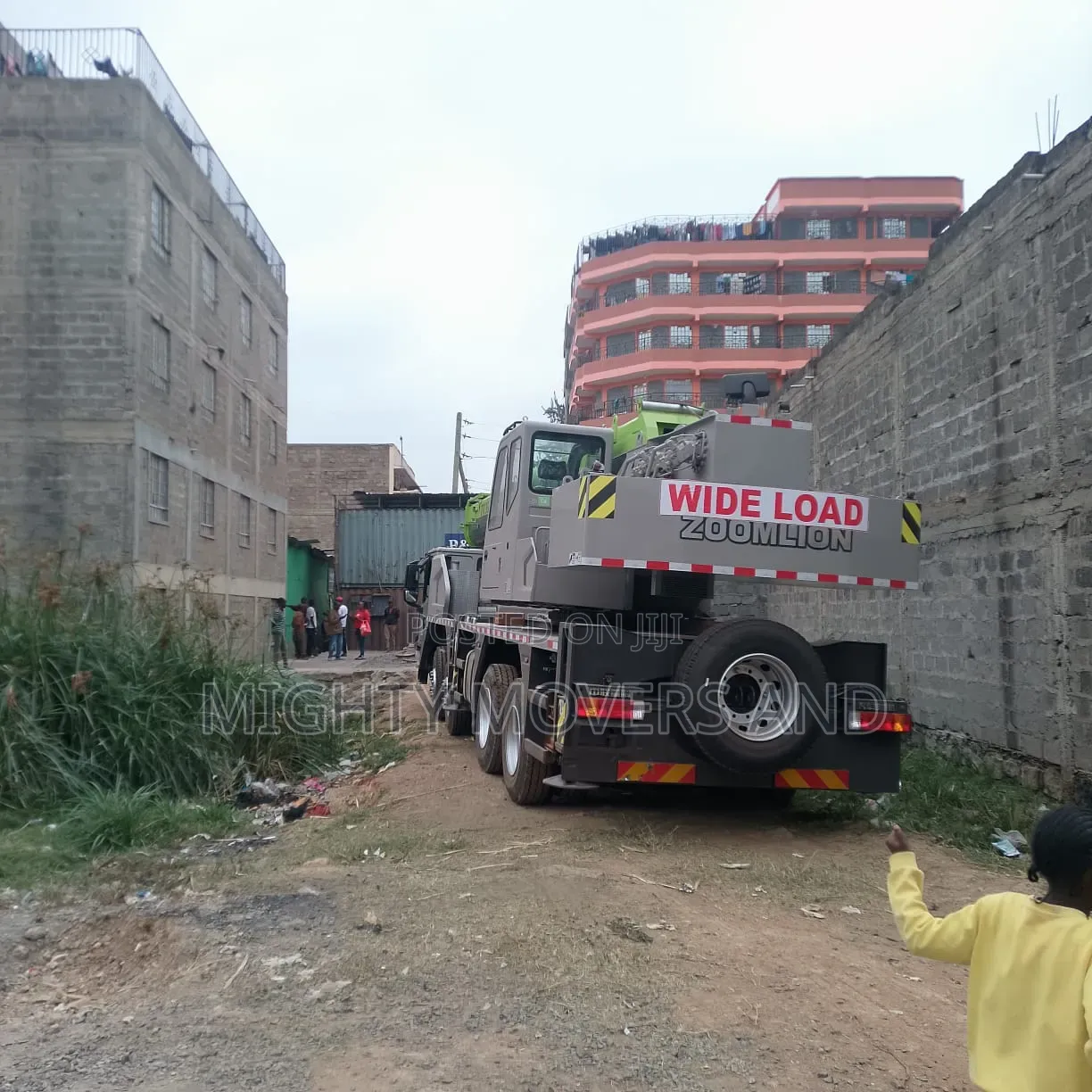 Cranes And Forklifts For Lifting Jobs Available