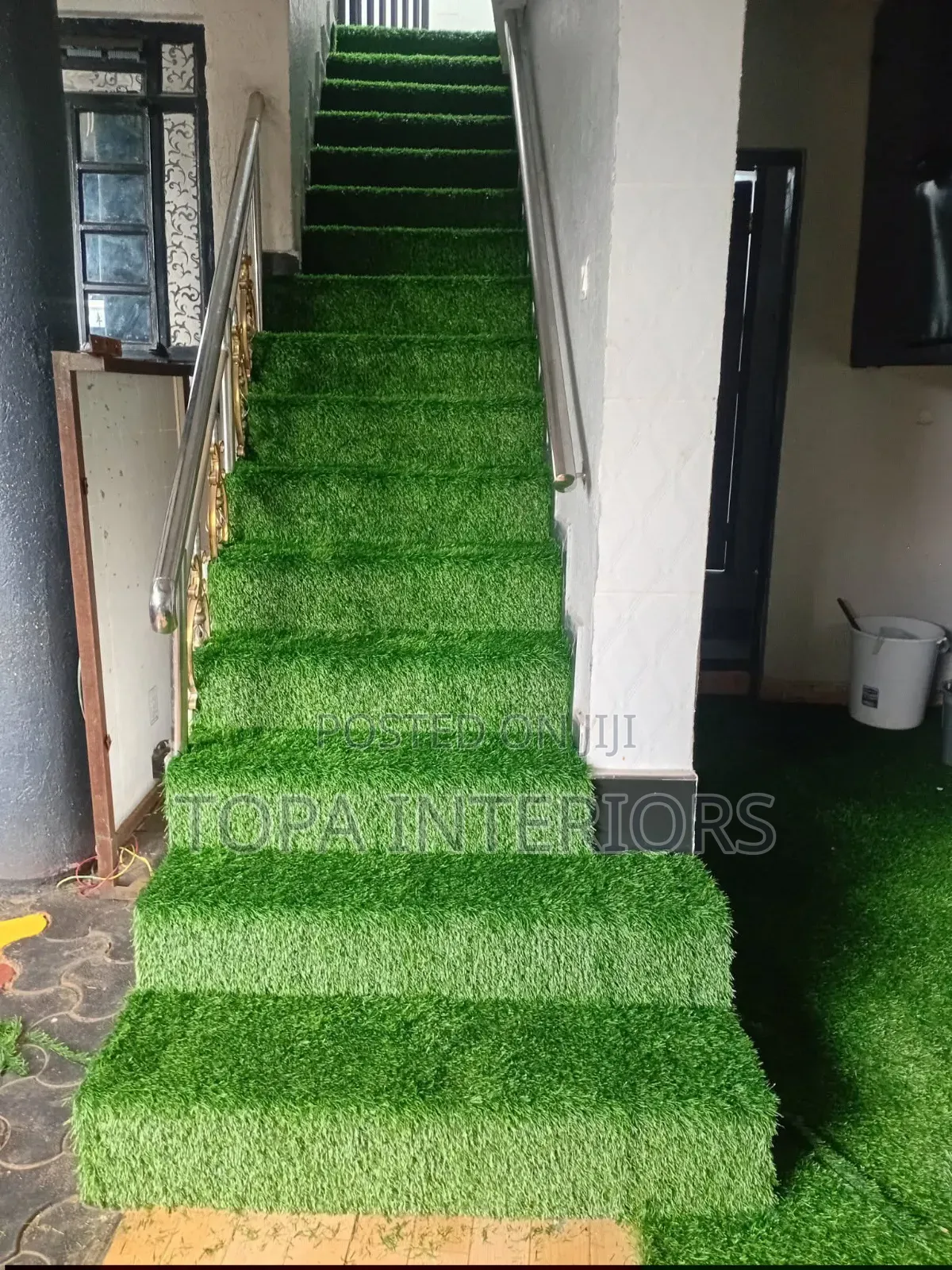 Stairs Floor Artificial Green Grass Carpets Installation