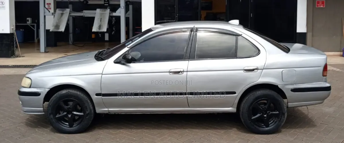 Nissan Sunny 2001 Silver