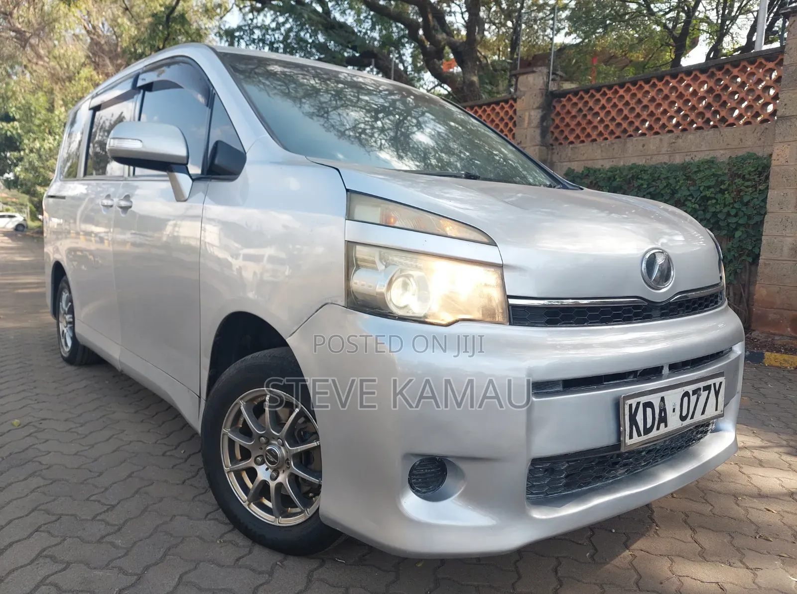 Toyota Voxy 2014 Silver