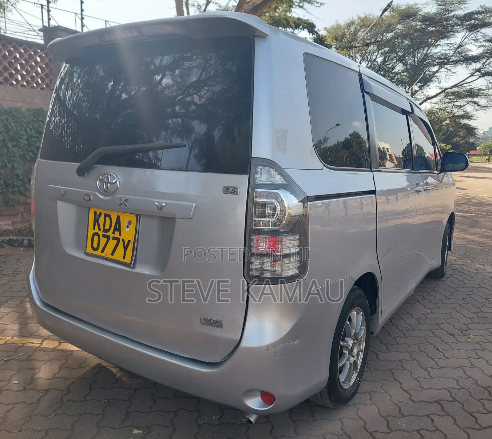 Toyota Voxy 2014 Silver