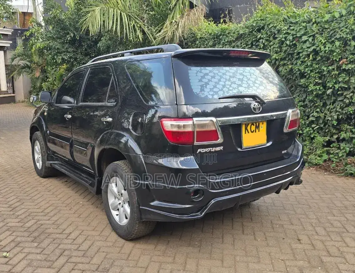 Toyota Fortuner 2010 Black