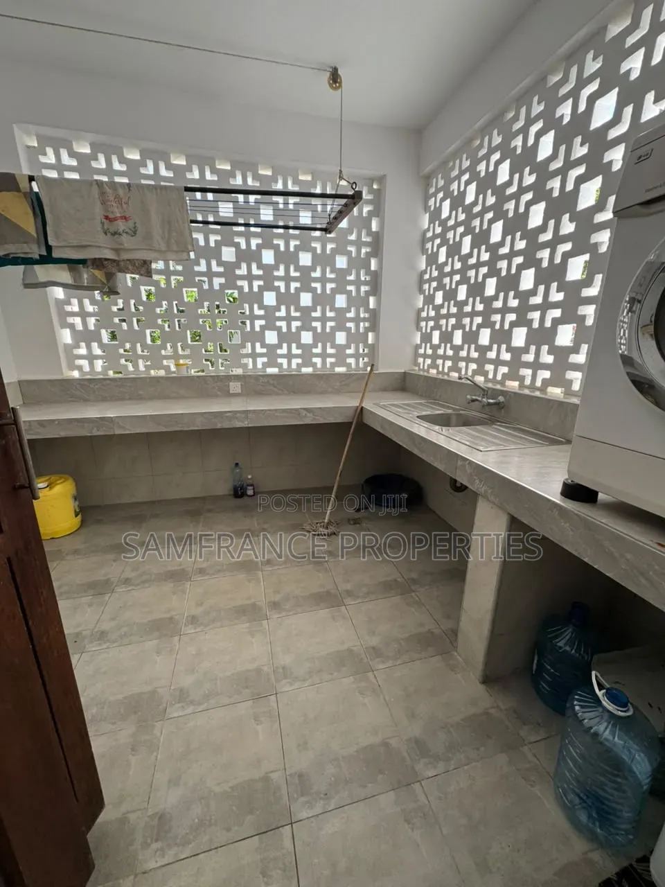 3bdrm Apartment in Cement Road, Nyali Mkomani for rent