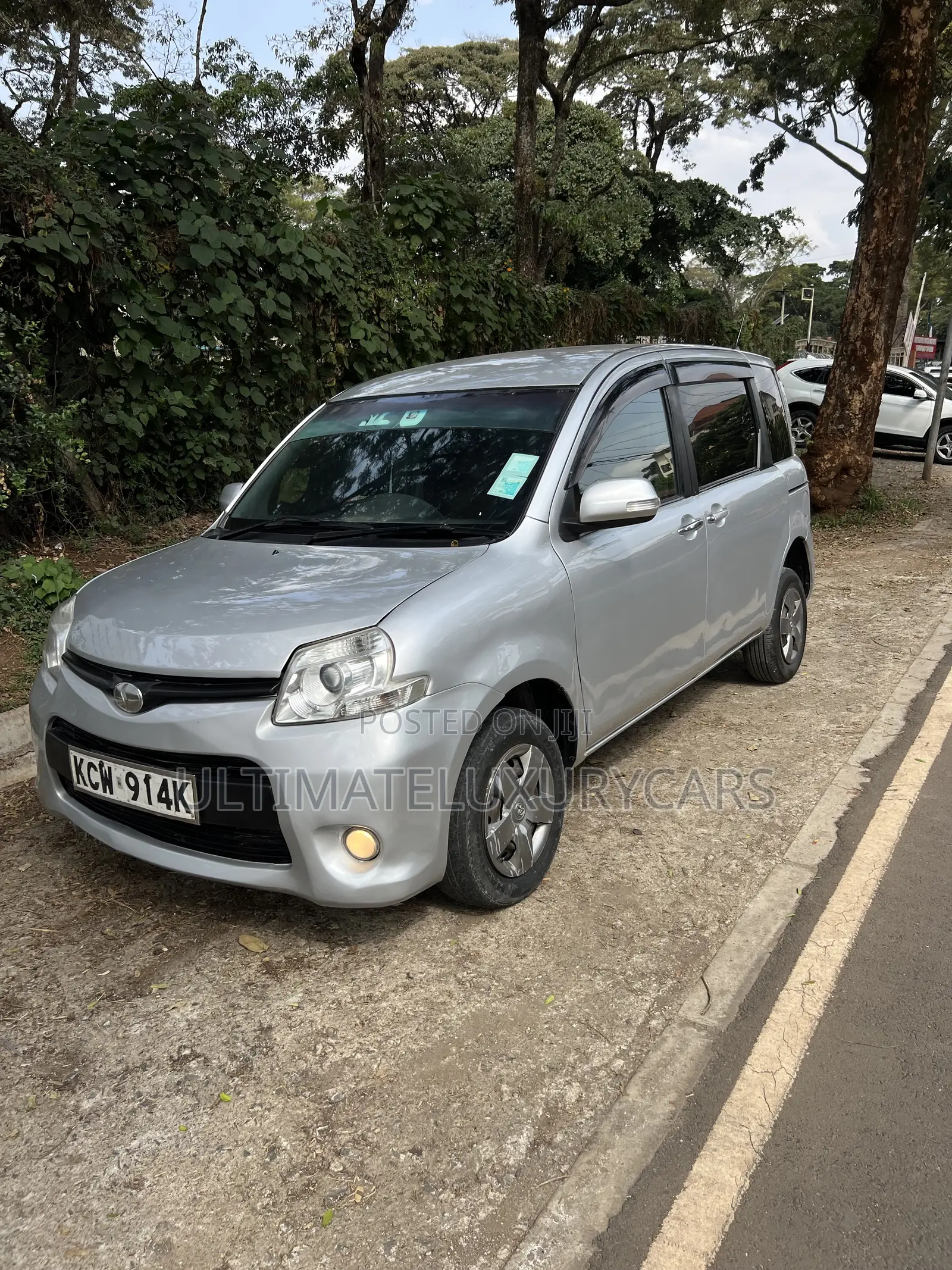 Toyota Sienta 1.5 FWD 2012 Silver