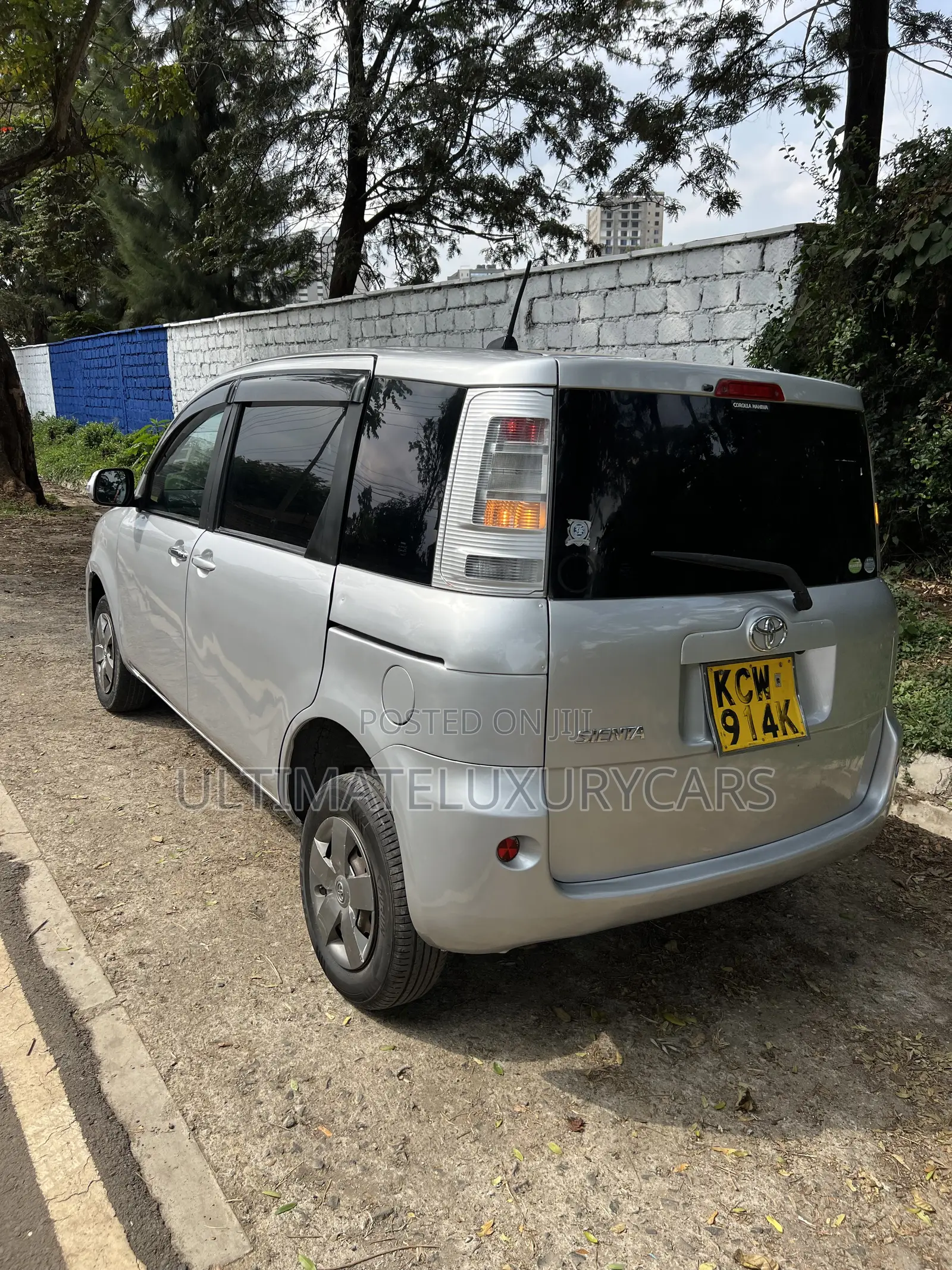 Toyota Sienta 1.5 FWD 2012 Silver