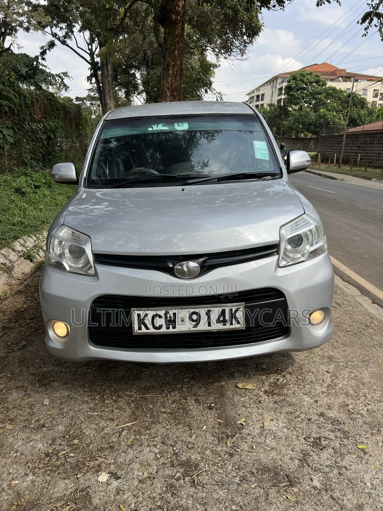 Toyota Sienta 1.5 FWD 2012 Silver