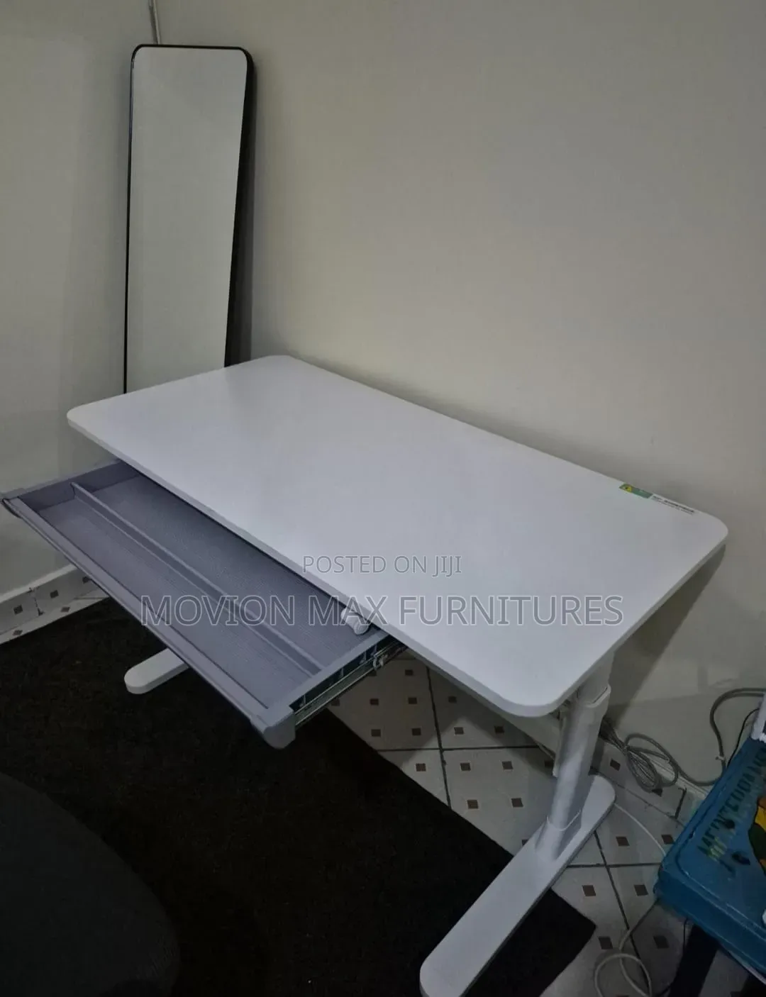 Manually Adjustable Table Computer Table