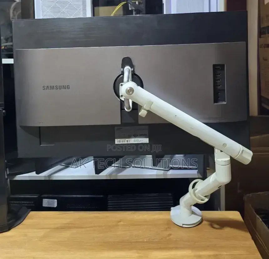 Samsung S27d850t 
27 Inch Ips 
 Display (2560*1440)
60 Hz
100%