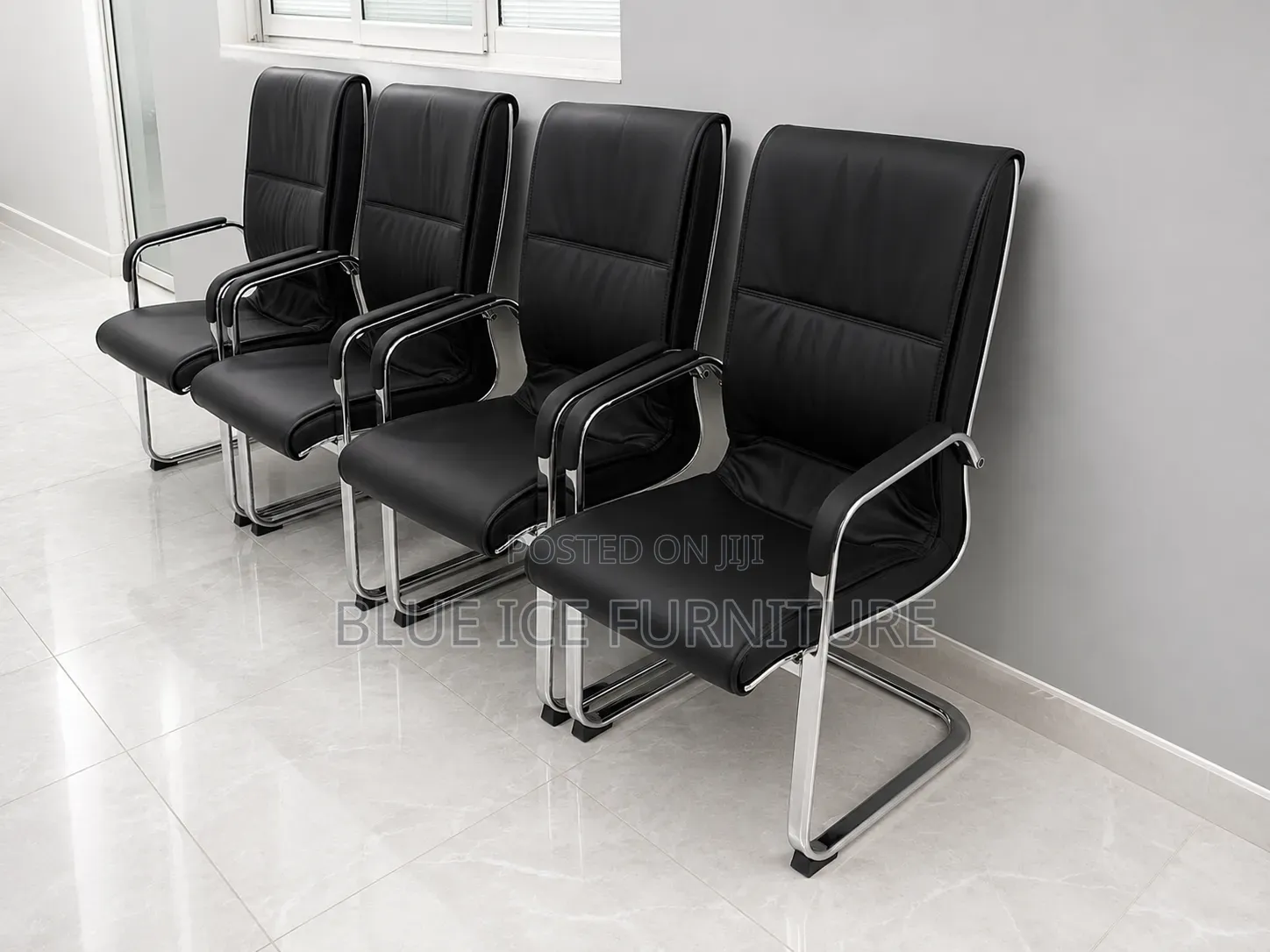 Executive Manager Swivel Chair With Leather Finish