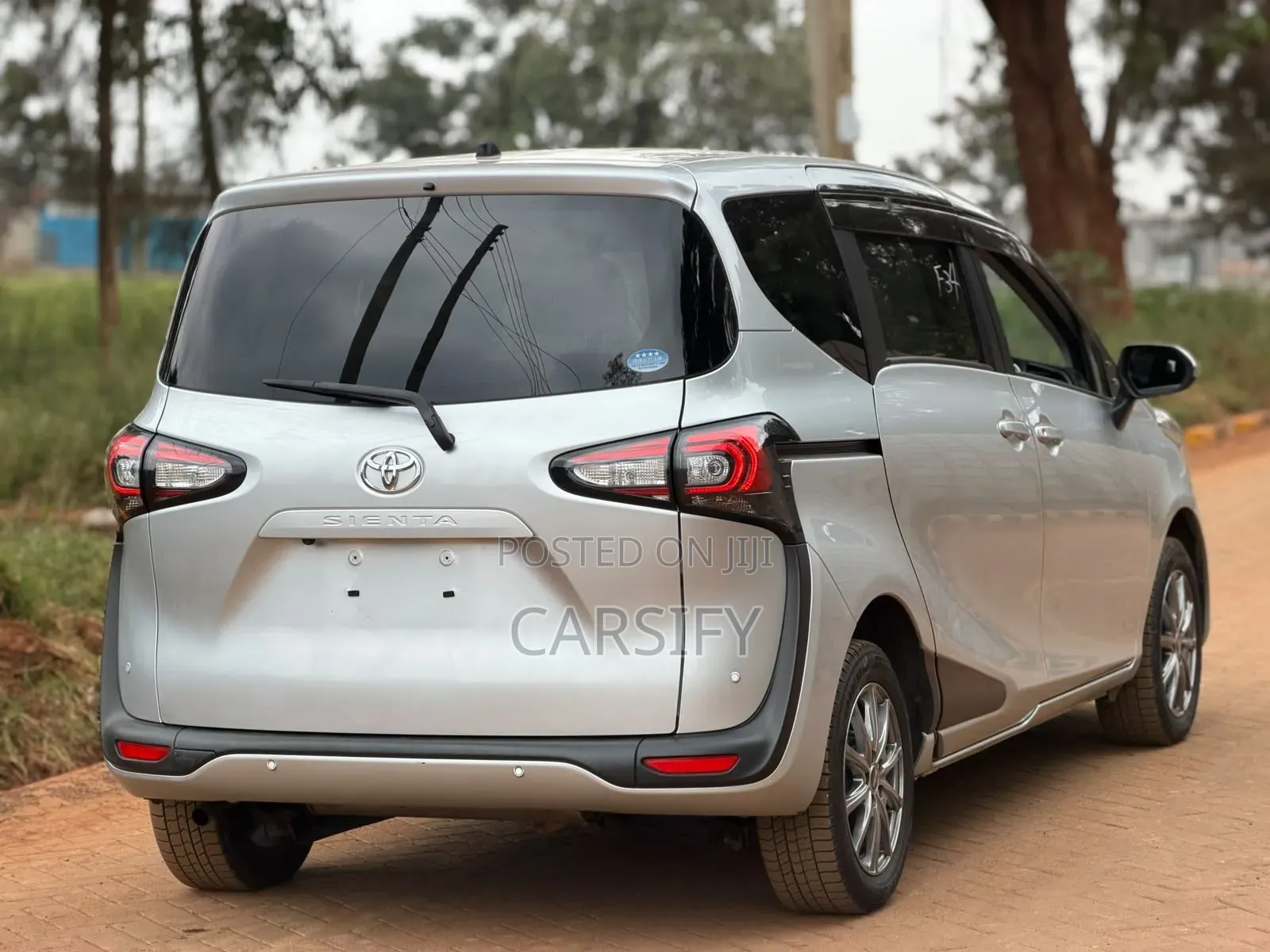 Toyota Sienta 2019 Silver