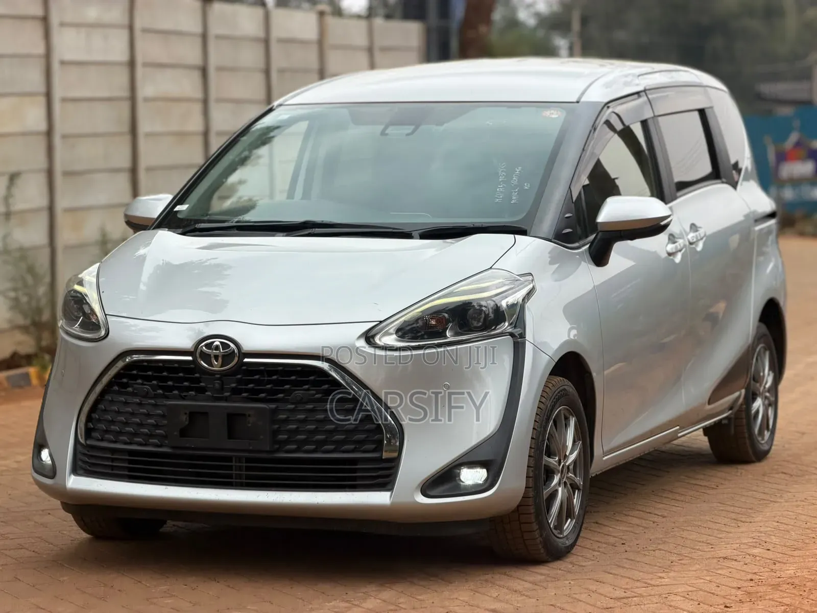 Toyota Sienta 2019 Silver