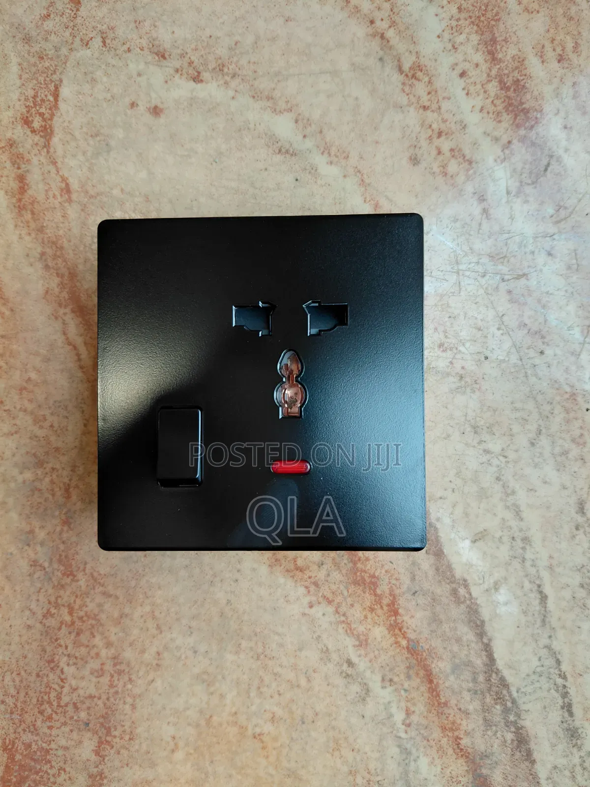 3pin Multi Switched Socket With Neon Sp Q3a