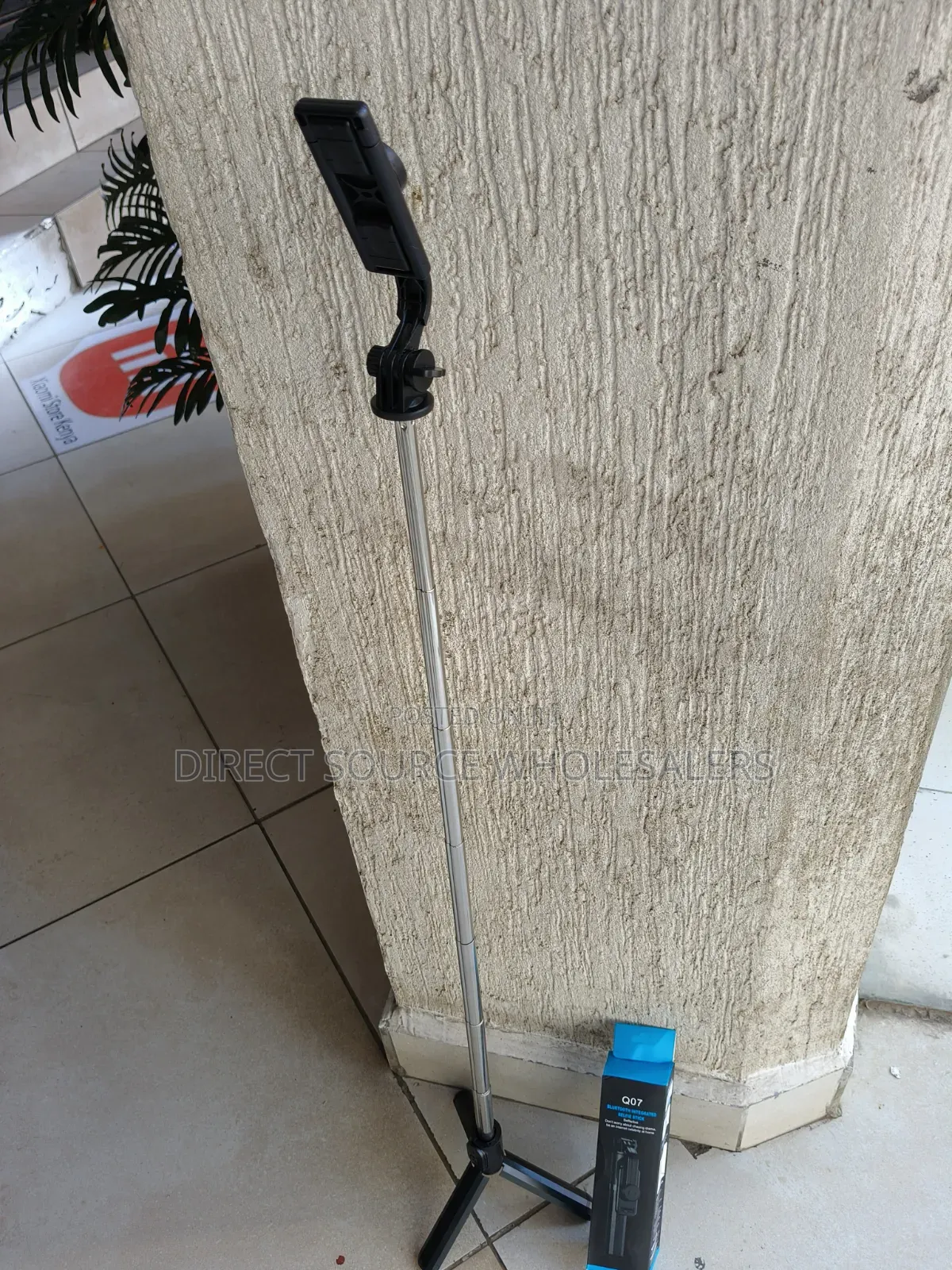 Q07 Foldable Selfie Stick Tripod – Live Stream Video Stand